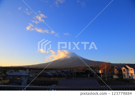 山梨縣富士河口湖町的日出和富士山 山梨縣富士河口湖町的日出和富士山 123779884