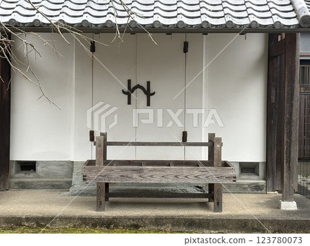 巨大的白色牆壁和日本鑰匙的倉庫 巨大的白色牆壁和日本鑰匙的倉庫 123780073
