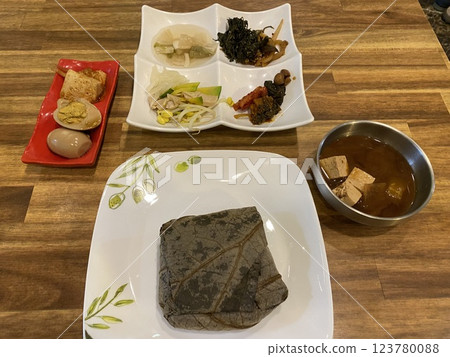"Fragrant Lotus Leaf Rice: A Traditional Korean Culinary Delight" "Fragrant Lotus Leaf Rice: A Traditional Korean Culinary Delight" 123780088
