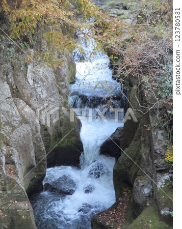 熊本縣阿蘇郡小國町下城的下城瀑布和鍋釜瀑布流淌的溪流 123780581