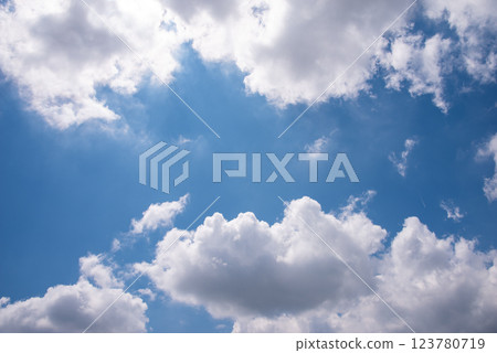 『背景素材/風景素材』夏日藍天白雲 123780719