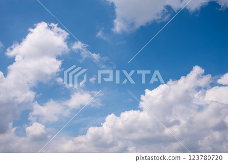 『背景素材/風景素材』夏日藍天白雲 123780720