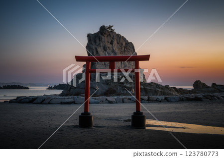 日出時的沿海鳥居和令人印象深刻的岩層 123780773
