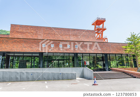 講述北海道夕張市煤炭工業歷史的博物館。陽光明媚的一天，夕張市煤炭博物館 123780853