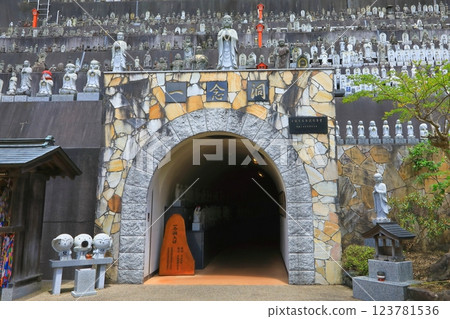 Takatsuka Jizo Statue (Hita City) 123781536