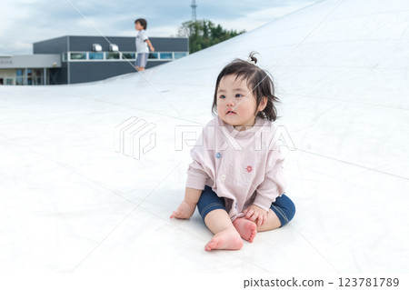 [坐在巨型遊樂設施上的嬰兒] 123781789