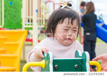 [Infants crying when using play equipment for the first time] 123781801