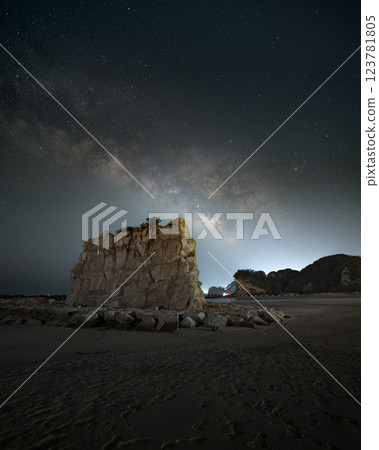 福島縣磐城市中肥海岸的鳥居和春季銀河 123781805