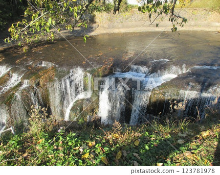 The wide and beautiful Nabekama Falls in Shimoshiro, Oguni-machi, Aso-gun, Kumamoto Prefecture 123781978