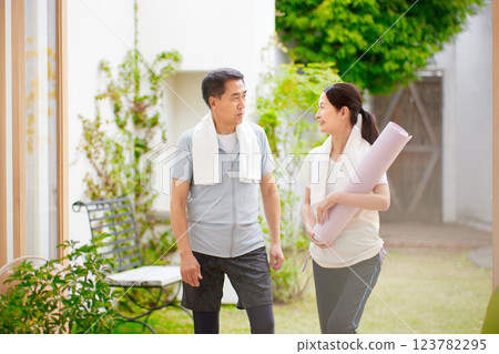穿著運動服的微笑的老夫婦正在交談 123782295