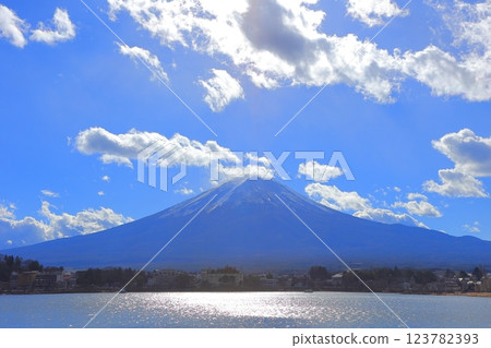 山梨縣富士山和河口湖2024年冬季 123782393