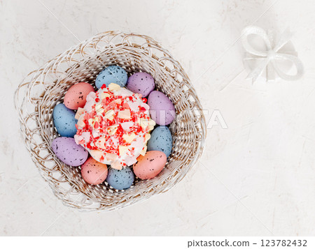 Easter cake and colorful Easter eggs in the wicker basket. 123782432
