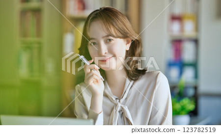 在辦公室工作的年輕女子 123782519