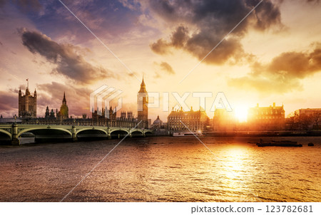 Big Ben and House of Parliament 123782681
