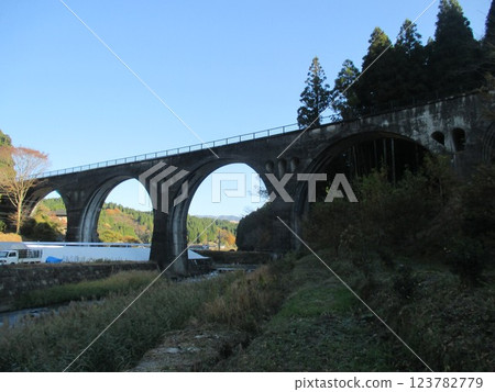 位於熊本縣阿蘇郡小國町北里的舊國鐵宮原線的廢棄拱橋—木野川橋，被指定為國家註冊有形文化財產。 123782779