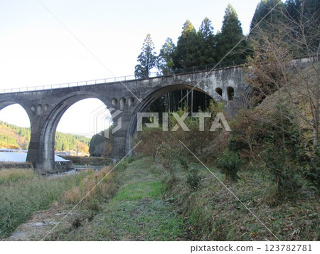 位於熊本縣阿蘇郡小國町北里的舊國鐵宮原線的廢棄拱橋—木野川橋，被指定為國家註冊有形文化財產。 123782781