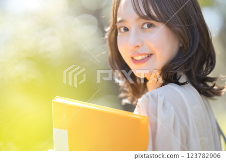 走在校園裡的女大學生 走在校園裡的女大學生 123782906