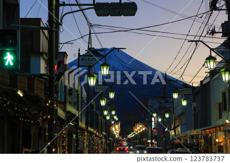 山梨縣的黃昏時分的富士道 (本町街) 和富士山 123783737