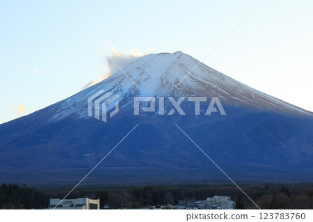 2024 年冬季，從山梨縣富士山站觀景台俯瞰富士山 123783760