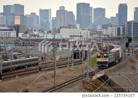 EF652097次貨櫃貨運列車運行於北方貨運線 123784107