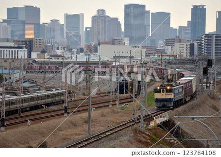 EF652097次貨櫃貨運列車運行於北方貨運線 123784108