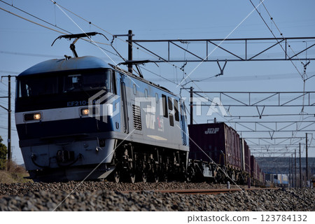 運行於東海道本線的EF652083次貨櫃貨運列車 123784132