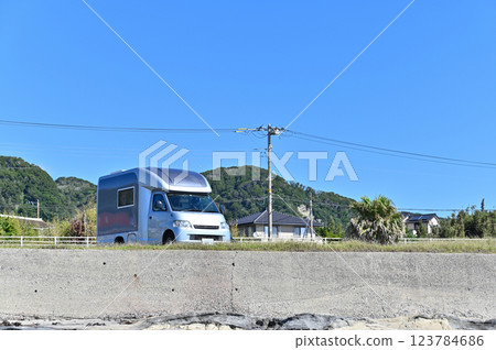 露營車之旅：大海就在您面前的汽車露營地圖片 123784686