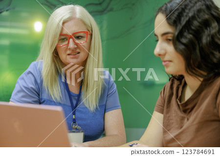 白人女性一邊使用電腦一邊聊天 123784691