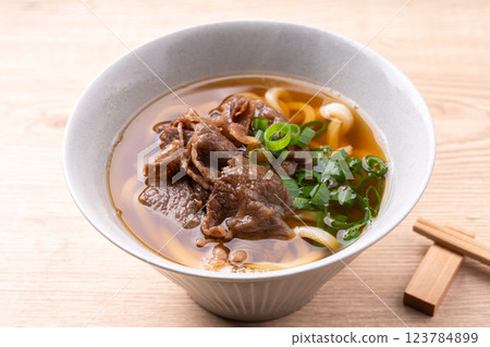 與烏冬面的肉烏冬面 123784899