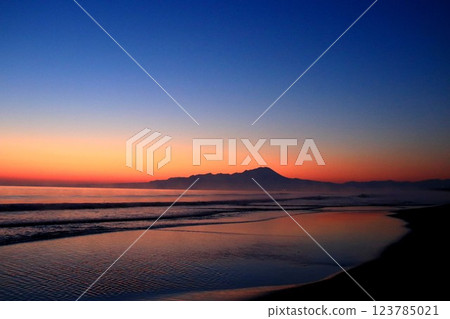 清晨的美保灣觀景海灘 123785021