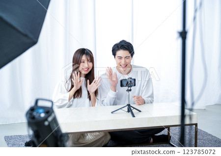 男人和女人用智慧型手機拍攝視頻 男人和女人用智慧型手機拍攝視頻 123785072