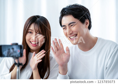 男人和女人用智慧型手機拍攝視頻 123785073