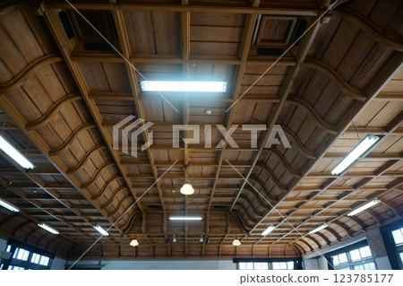 舊仙鄉小學校舍的格子天花板:岡山縣真庭市的歷史建築 舊仙鄉小學校舍的格子天花板:岡山縣真庭市的歷史建築 123785177