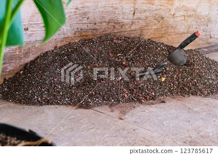 Soil, nutrient substrate and a scoop for transplanting potted plants with a composition of baking powder Soil, nutrient substrate and a scoop for transplanting potted plants with a composition of baking powder 123785617