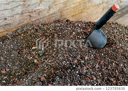 Soil, nutrient substrate and a scoop for transplanting potted plants with a composition of baking powder 123785630