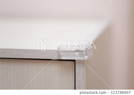 Stick corner guards on the corners of color boxes 123786007