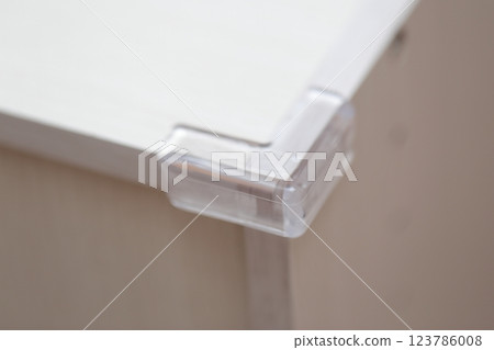 Stick corner guards on the corners of color boxes 123786008