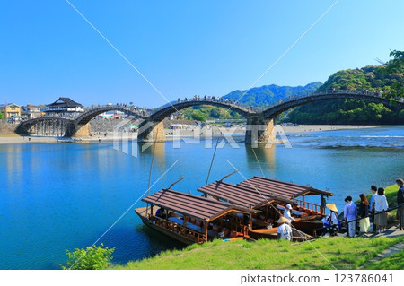 【山口縣】晴天的錦帶橋與船屋 123786041