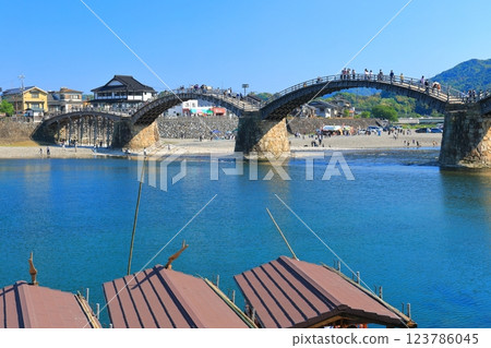 [Yamaguchi Prefecture] Kintai Bridge and houseboats on a clear day 123786045