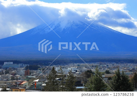 Mount Fuji as seen from Arakurayama Sengen Shrine in Yamanashi Prefecture, Winter 2024 123786238