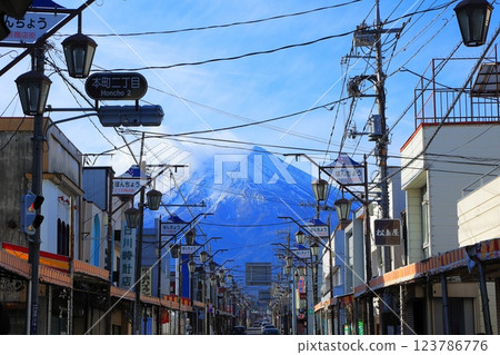 Yamanashi Prefecture Fujimichi (Honmachi Street) and Mt. Fuji 123786776