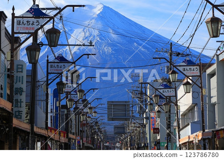 山梨縣富士道(本町街)和富士山 山梨縣富士道(本町街)和富士山 123786780