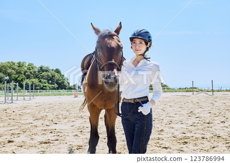 練習騎馬的女人 123786994