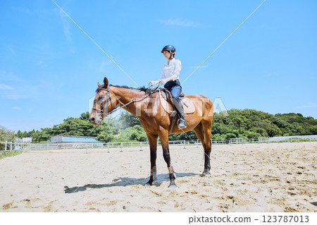 練習騎馬的女人 123787013