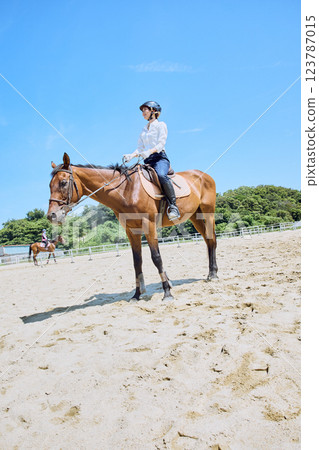 練習騎馬的女人 123787015