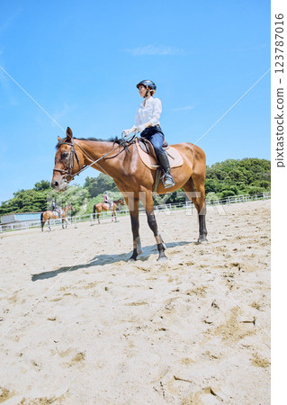 練習騎馬的女人 123787016