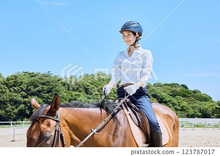 練習騎馬的女人 123787017