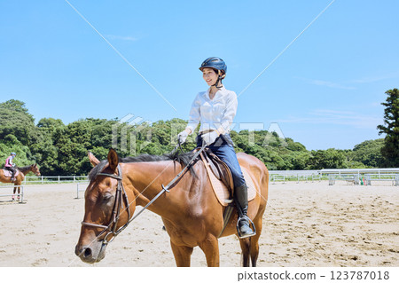 練習騎馬的女人 123787018