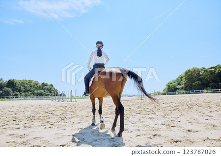 練習騎馬的女人 123787026