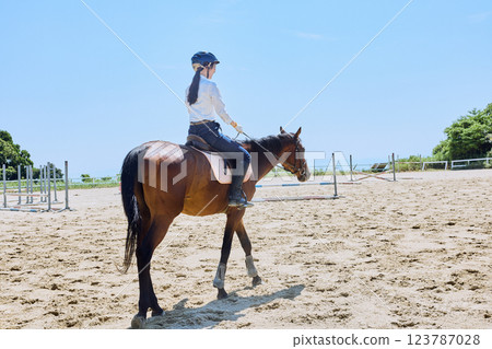 練習騎馬的女人 練習騎馬的女人 123787028